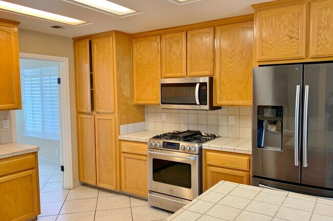 Building Photo - 4 Bedroom Home in Hollister