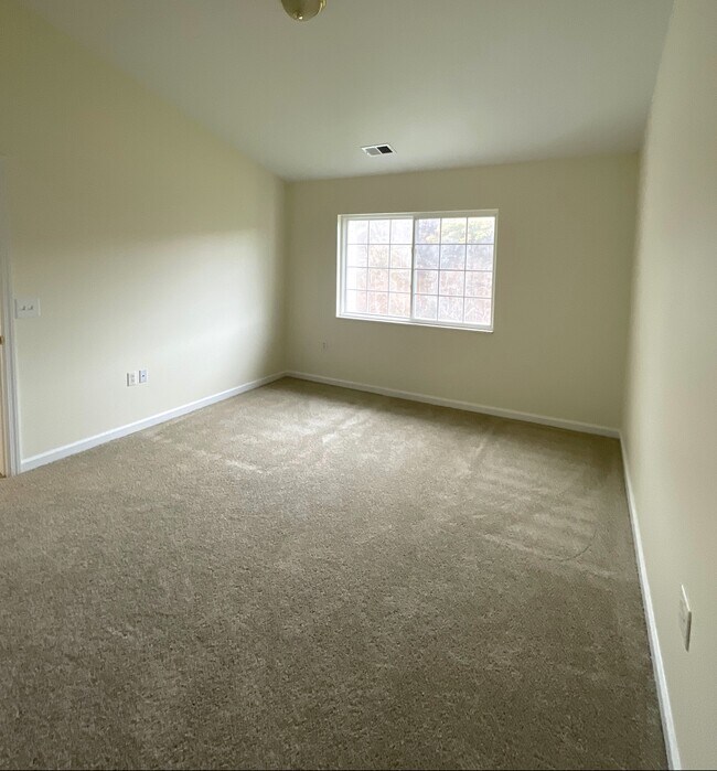 Master bedroom - 350 Hidden Ridge Ct