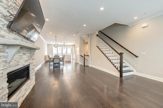 Building Photo - 10326 Grosvenor Pl
