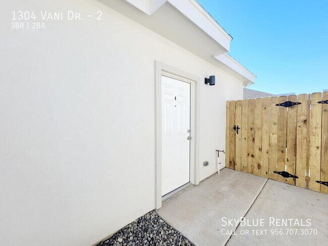 Building Photo - 1304 Vani Dr