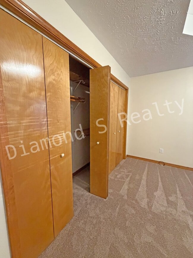 Building Photo - Charming 3 Bedroom in Desirable South Neig...