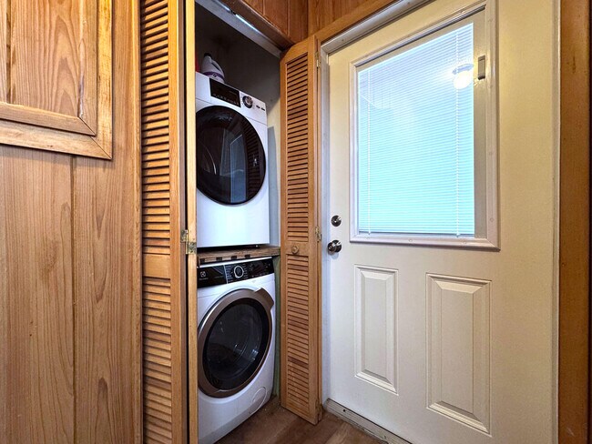 Building Photo - 900 Jasmine Ln