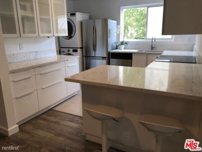 Building Photo - 3 br, 2 bath House - 9297 Burton Way # D