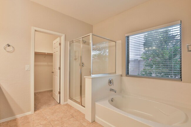 Building Photo - **Beautiful Home in Gilbert, AZ**