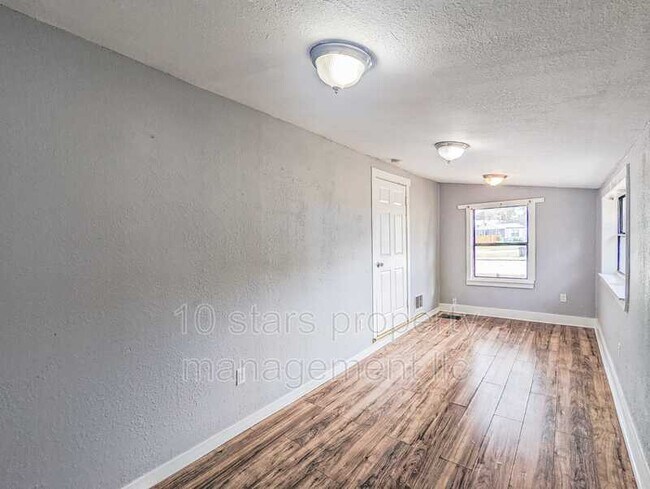 Building Photo - 2705 4th St S