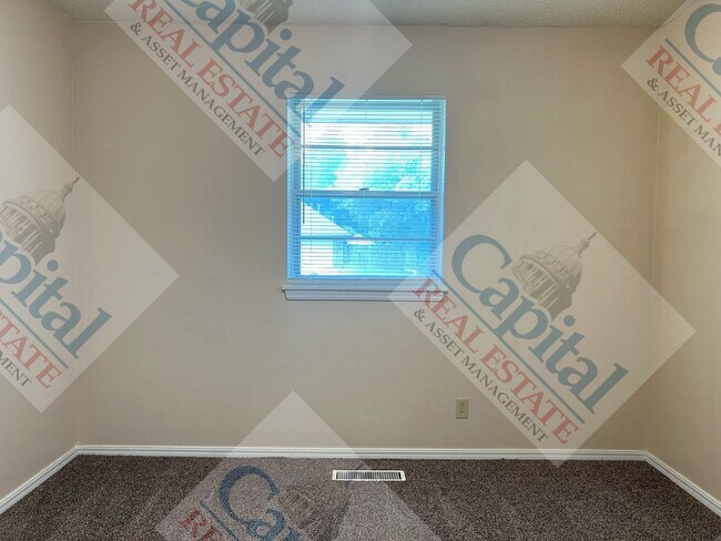 Building Photo - Charming 3 Bedroom
