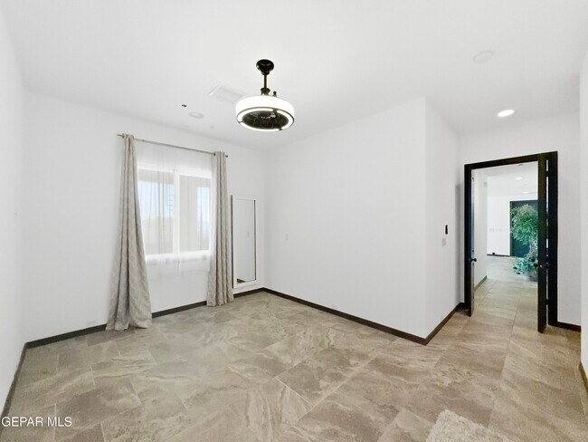 Building Photo - 444 San Clemente Dr