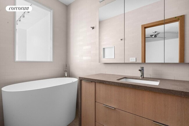 Building Photo - 24 Frost St