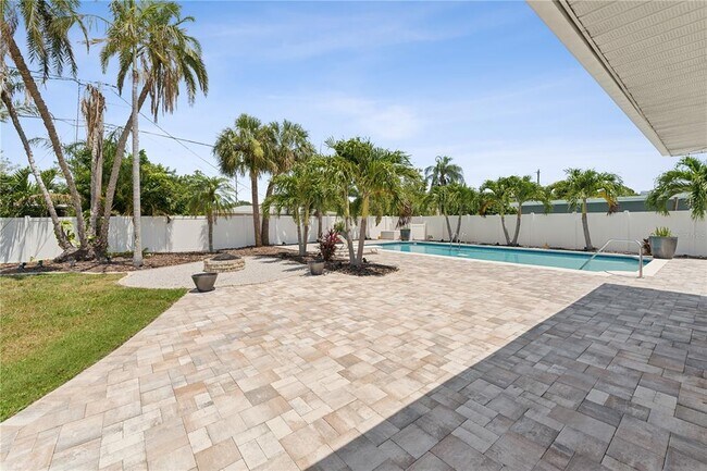 Building Photo - 3800 Bayshore Blvd NE