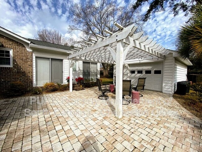 Building Photo - 14 Lampton Rd