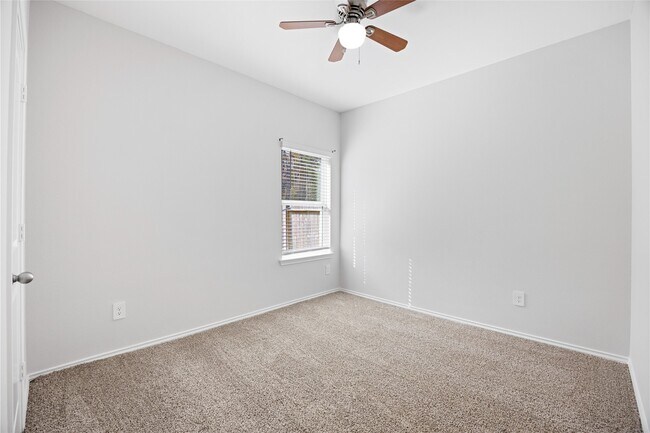 Building Photo - 24059 Kentwood Springs Dr