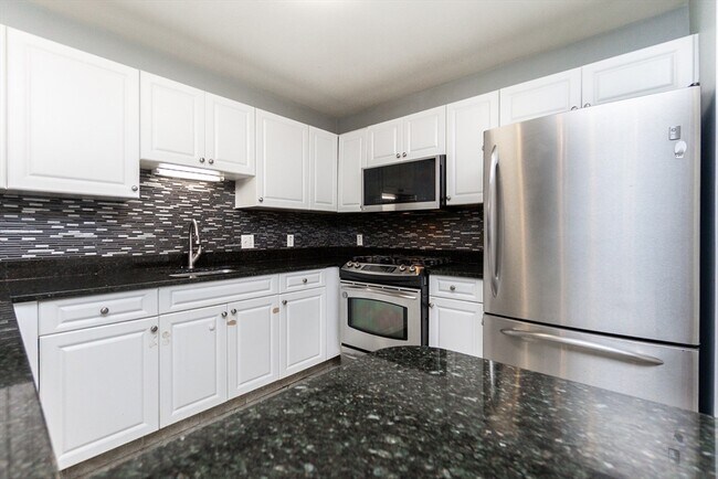 Building Photo - 614 Pond St