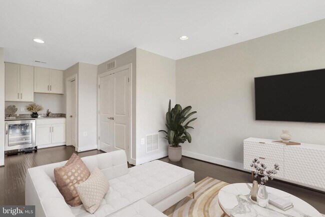 Building Photo - 2004 Potomac Ave