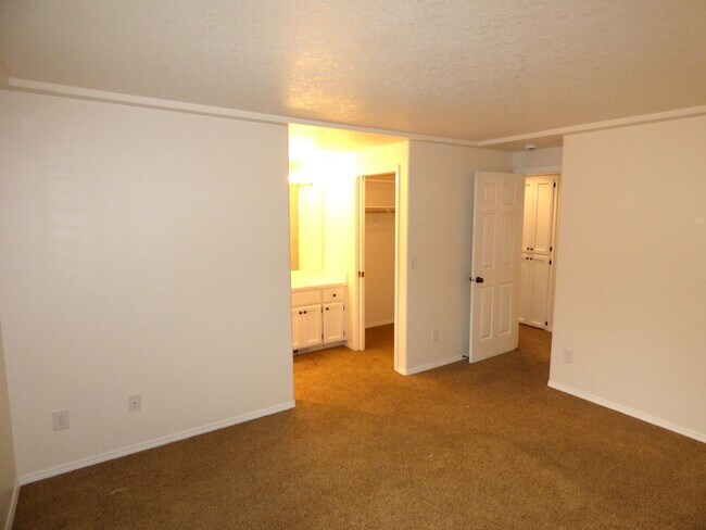 Building Photo - 3 Bed 2 bath home in North Salem!