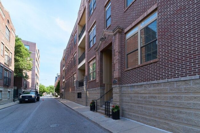 Building Photo - Sweet 1 Bedroom Condo in the Heart of Down...