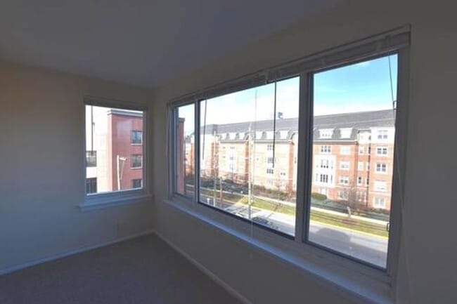 Building Photo - SUNNY & SPACIOUS 2 BR CONDO IS AVAILABLE IN COLLEGE PARK WALKING DISTANCE TO UMD
