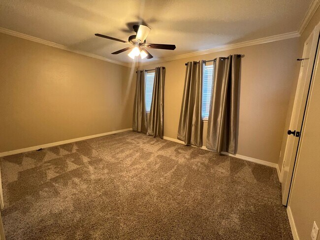 Building Photo - BEAUTIFUL TOWNHOME WITH COMMUNITY POOL AND...