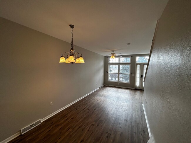 Building Photo - Cozy 2-Bedroom Condo in Exclusive Beachfro...