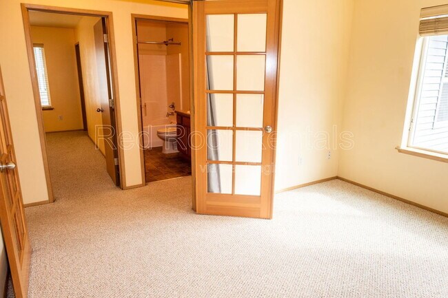 Building Photo - 1208 Burnside Pl