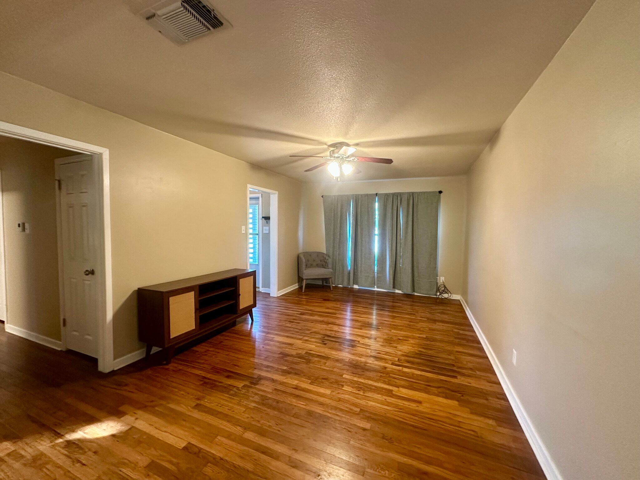 Building Photo - 1316 Eastview Dr