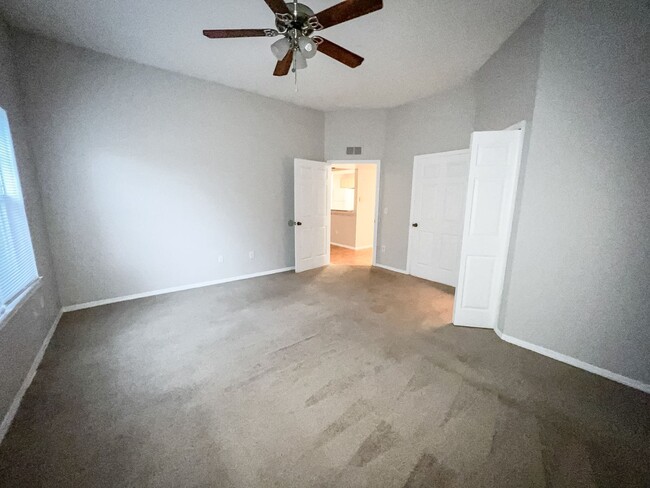 Building Photo - MOVE IN NOW !! Spacious 2bd 2ba on 3rd flo...