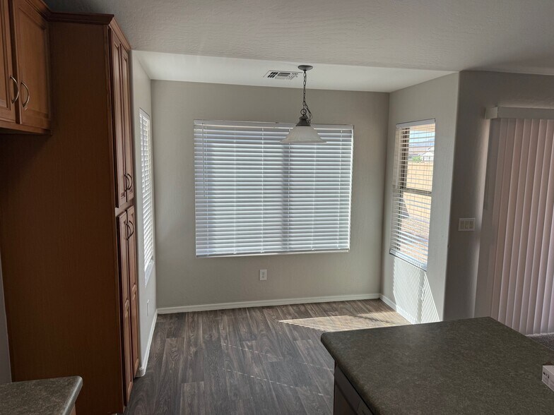 Building Photo - 9741 W Heber Rd