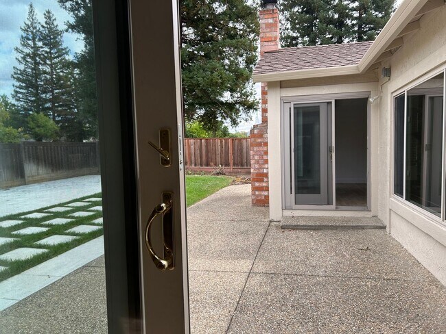 Building Photo - Spacious 4-Bedroom 2.5 Bath Single-Story H...