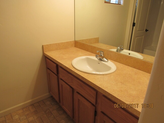 Building Photo - 198 W 26th St