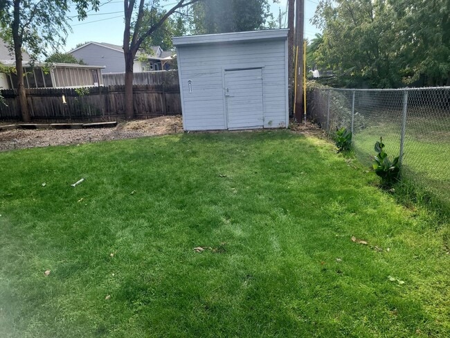 Building Photo - Welcome to this Charming 3 bedroom, 2 bath...