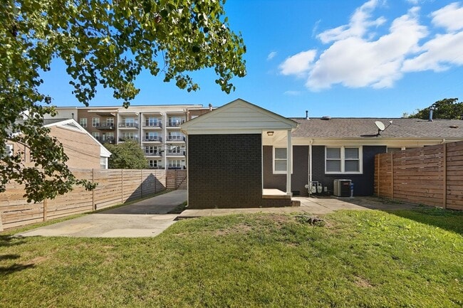 Building Photo - Beautifully Renovated 3-Bedroom with Fence...