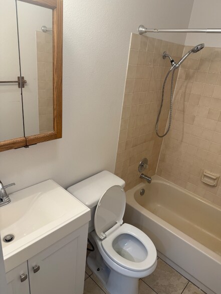 Building Photo - 551 N Robin Cir