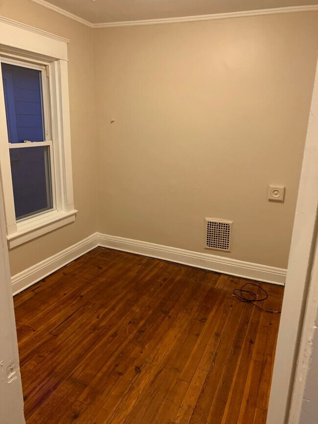 Building Photo - 168 Downs St