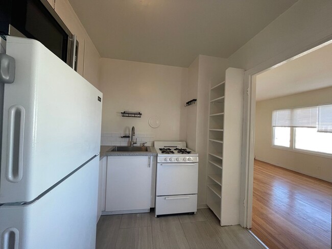 Building Photo - 3631 Judah St