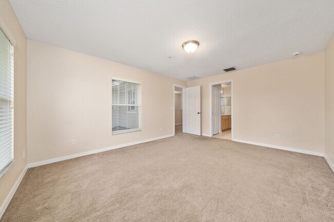 Building Photo - Town House 3 Bedroom and /2.5 Bathrooms. At Lee Vista area gated Community.