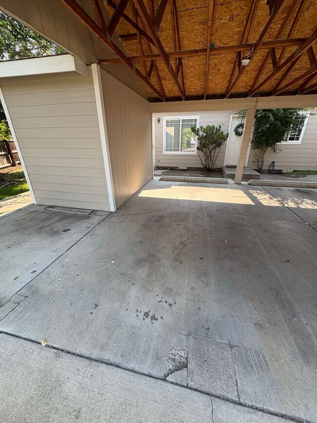 Building Photo - 2 Bed/2 Bath Apartment in NE Bend - Worthington Court