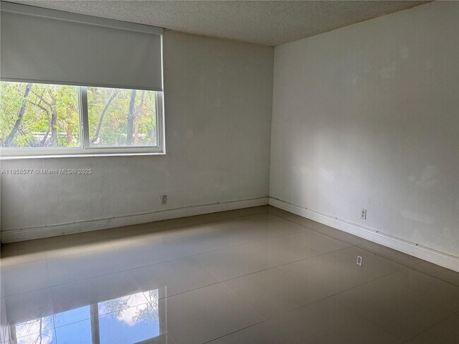 Building Photo - 9143 SW 77th Ave