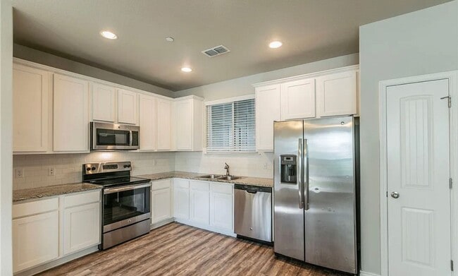 Building Photo - AVAILABLE NOW - Cozy Temple Townhome