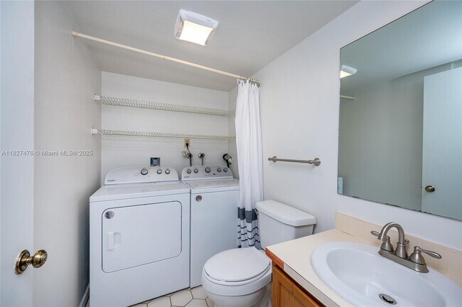 Building Photo - 2536 Camelot Ct
