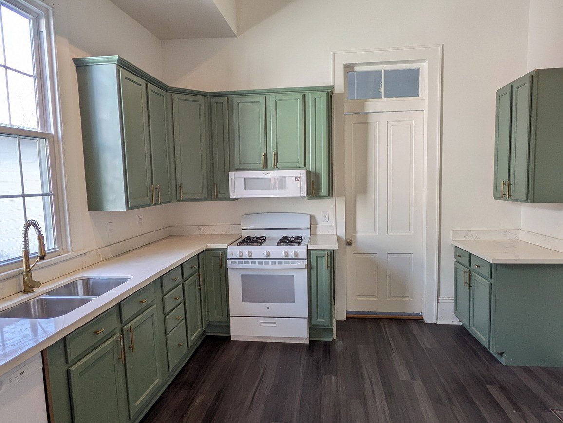 Kitchen fully renovated with new appliances in 2022 - 426 Elmira Ave