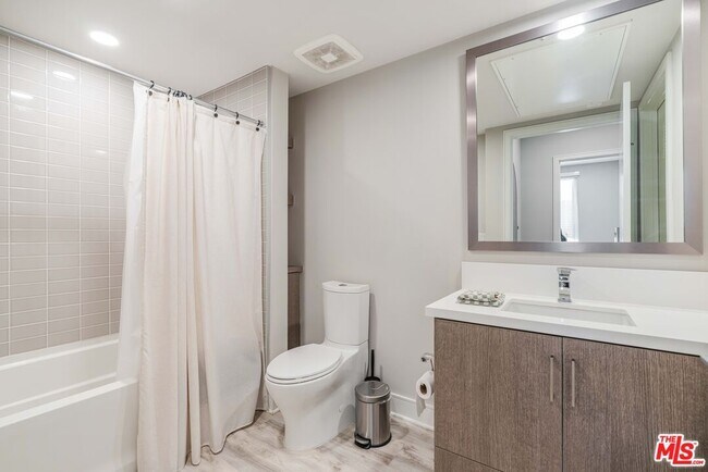 Building Photo - 6030 S Seabluff Dr