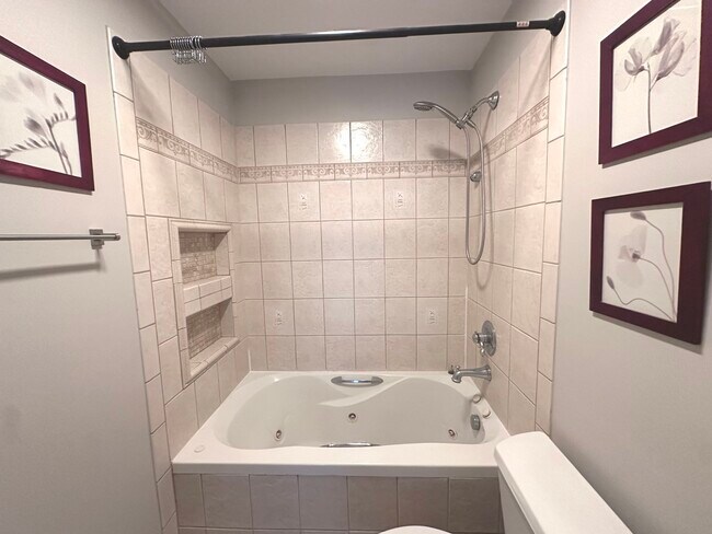 Building Photo - 1581 Quaker Ln