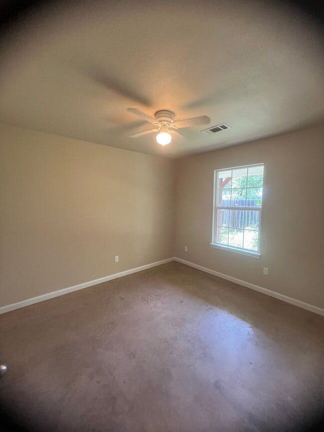 Building Photo - Waco 3/2 Home