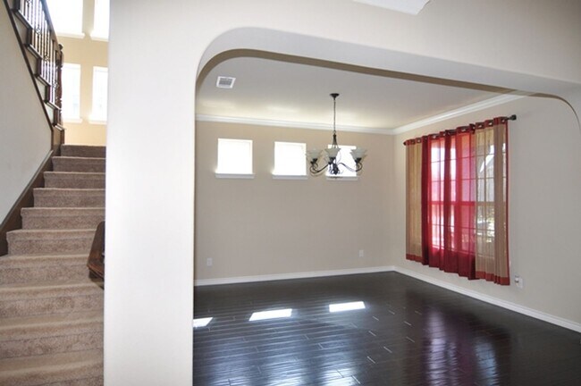 Building Photo - Beautiful 4-2.5-2 with 3 living, 2 dining ...