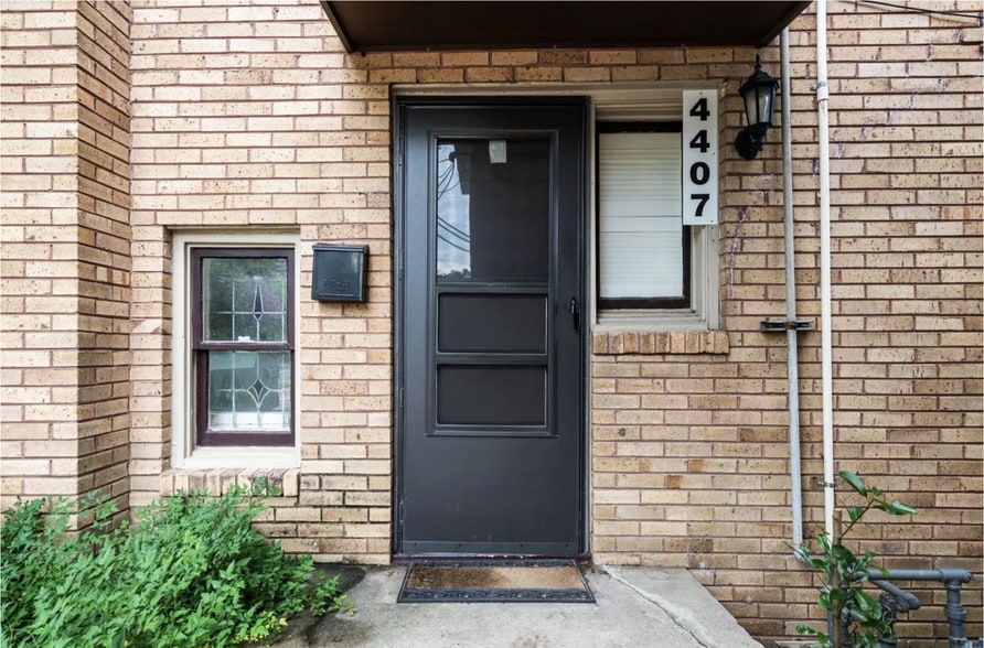 Entrance 2 - 4407 Stanford St