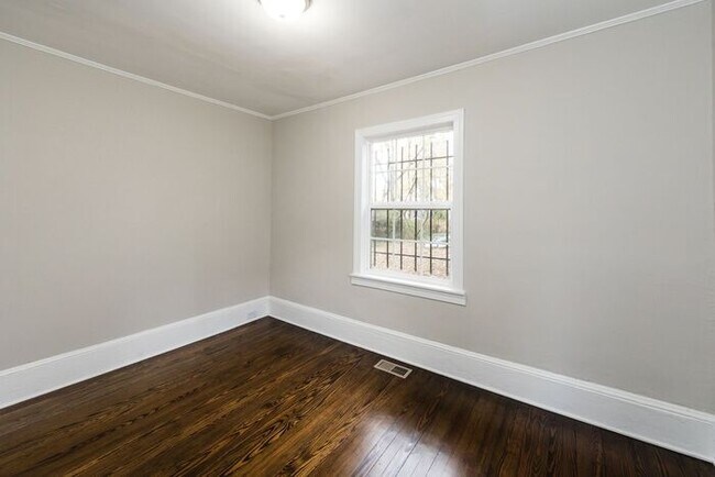 Building Photo - Recently Updated 1BA/1BA Duplex Home with ...