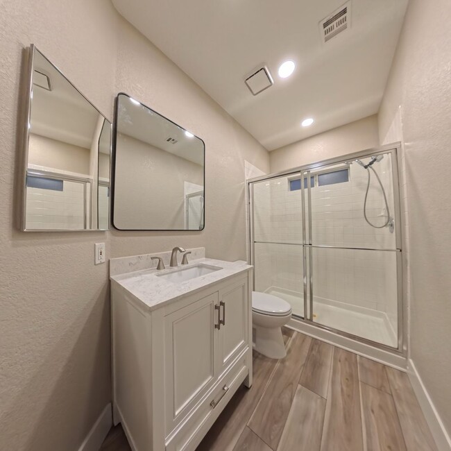 Building Photo - Beautifully Renovated 2nd-Floor Condo in Prime Location