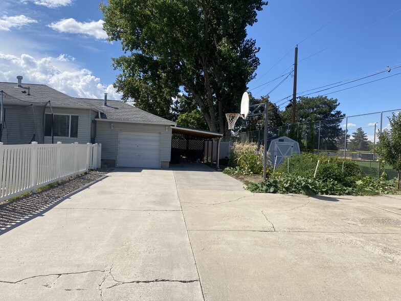 Garage, carport, shed, garden - 18 W Creek Dr