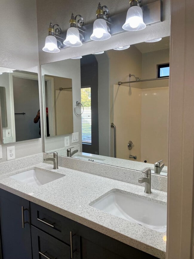 Building Photo - 2422 E Remington Pl