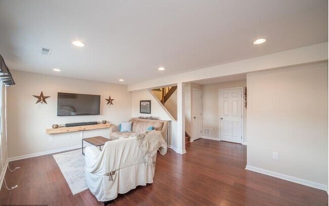 Building Photo - Well maintained 3 bedroom townhouse in established Frederick community ready early May!