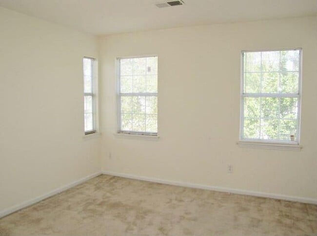 Building Photo - Lovely 3-Bedroom Home in the Hilltop/Faire...